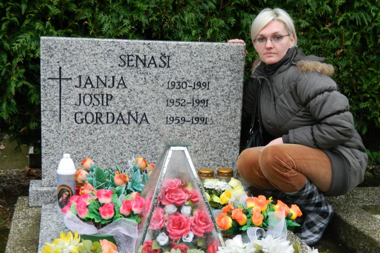 'UNUTRASNJA  14.11.2012. VUKOVAR - Dalija Zivic kod groba gdje su pokopani njena majka, tata i baka  Branimir Bradaric/Vecernji list                                        '