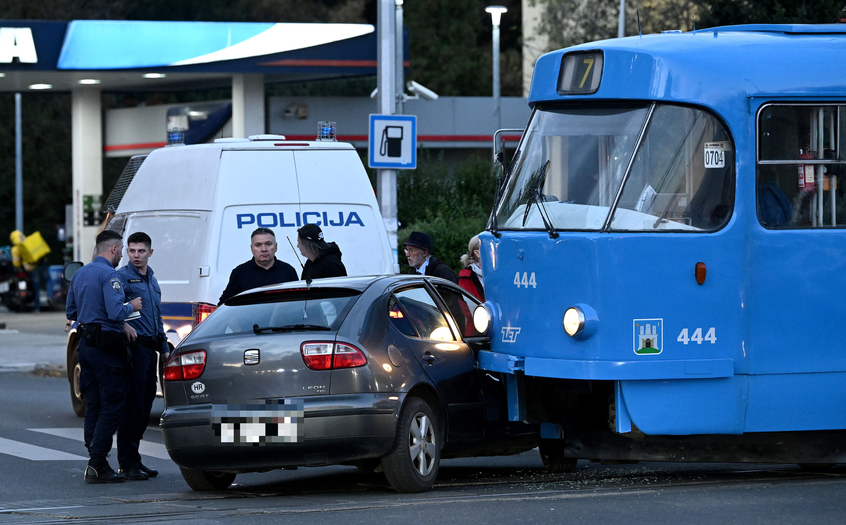 U sudaru ZET-ovog autobusa linije 263 i tramvaja linije 4 nastala je velika materijalna šteta, a ozlijeđen je i jedan vozač.