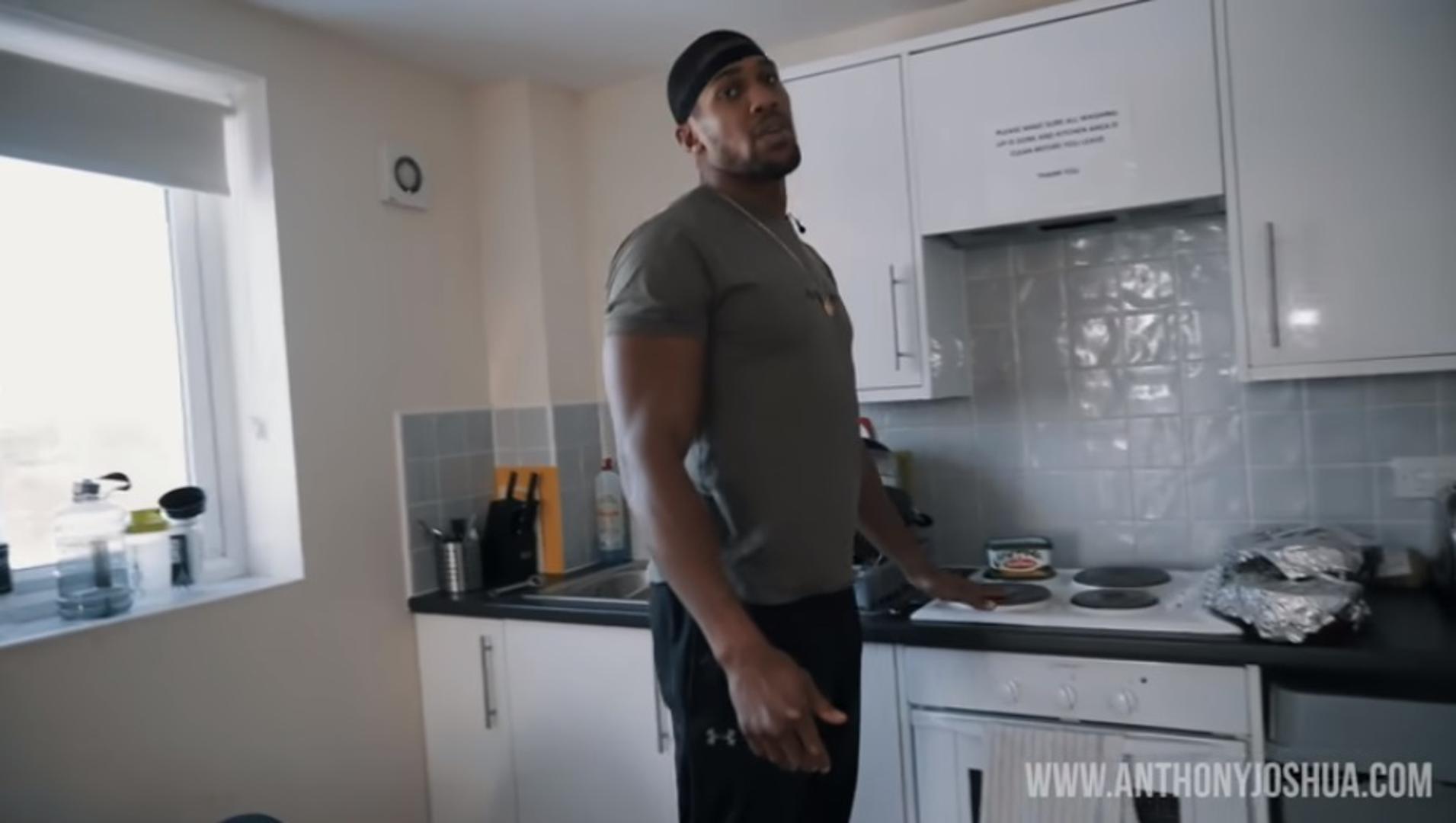 Dok mnogi milijunaši poput njega žive u raskošnim vilama s teniskim terenima i bazenima, Joshuin stan u Sheffieldu poprilično je skroman
