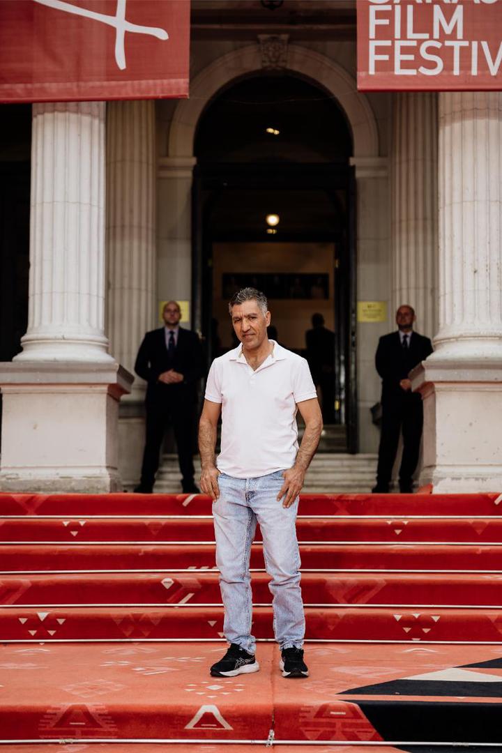  Shahrbanoo je željela snimiti film o svom životu i radu na afganistanskoj TV stanici. Prvobitna ideja bila je pentalogija, ali smo nakon razgovora odlučili snimiti trilogiju. Tako smo 2016. godine snimili film „Vuk i ovca“, 2019. „Sirotište“, koji je zasnovan na mojoj životnoj priči, te na kraju i ovo ostvarenje”, rekao je Anwar Hashimi i poželio mnogobrojnoj publici Ljetnom kinu Coca-Cola uživanje u filmu