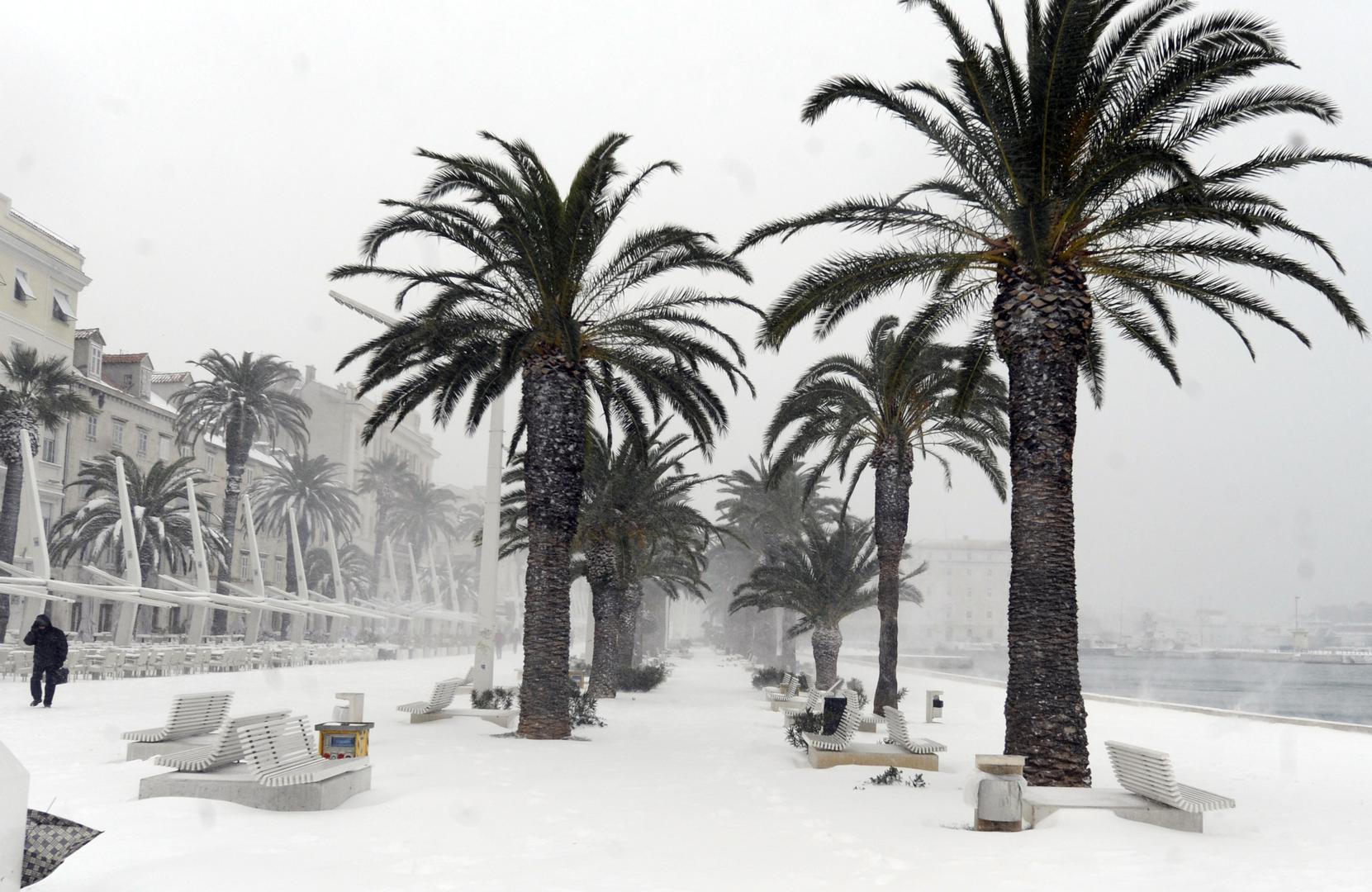 03.02.2012., Split - Grad se probudio pod bijelim pokrivacem i na -4 stupnja sto je bilo dovoljno da se proglasni "snjezni dan". Vrtici, skole, kao i institucije imaju opravdanje od gradonacelnika zbog neradnog dana, a gradjanima je savjetovano da ostanu u toplim domovima. Zametene terase kafica na rivi. Photo:Tino Juric/PIXSELL