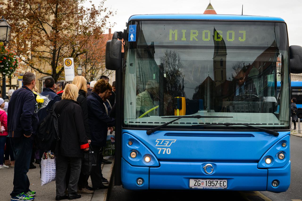 Zagreb: Građani na Kaptou ZET-ovim autobusima idu prema Mirogoju