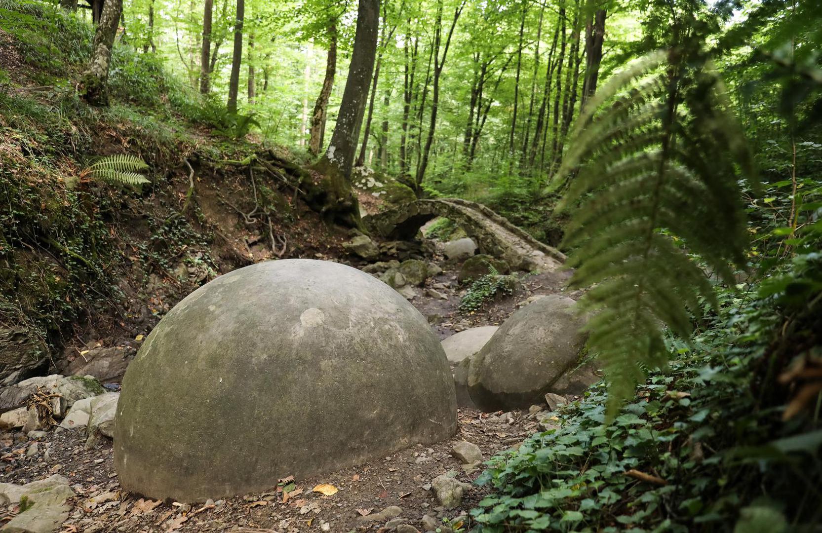 09.08.2023., Zavidovici, Bosna i Hercegovina moze se pohvaliti necim sto se moze pronaci na jos vrlo malo lokacija u svijetu, kamenim kuglama u Zavidovicima. Ovo najvece nalaziste kamenih kugli u Europi, i najmisterioznije mjesto u citavoj zemlji, s obzirom na to da niko sa sigurnoscu ne moze reci kako su ove kugle savrseno preciznog oblika, koje izgledaju kao da ih je neko nacrtao, dospjele na ovo mjesto. Do danas ih je pronadjeno oko 60, od kojih je 11 sacuvano u odlicnom stanju i sve su poredane uz potok u sumi i nalaze se blizu jedna druge. Vjeruje se kako su kamene kugle veliki izvor pozitivne energije a vec slicne postoje u Meksiku, Kostarici i nekim drugim zemljama Juzne Amerike. Photo: Emica Elvedji/PIXSELL
