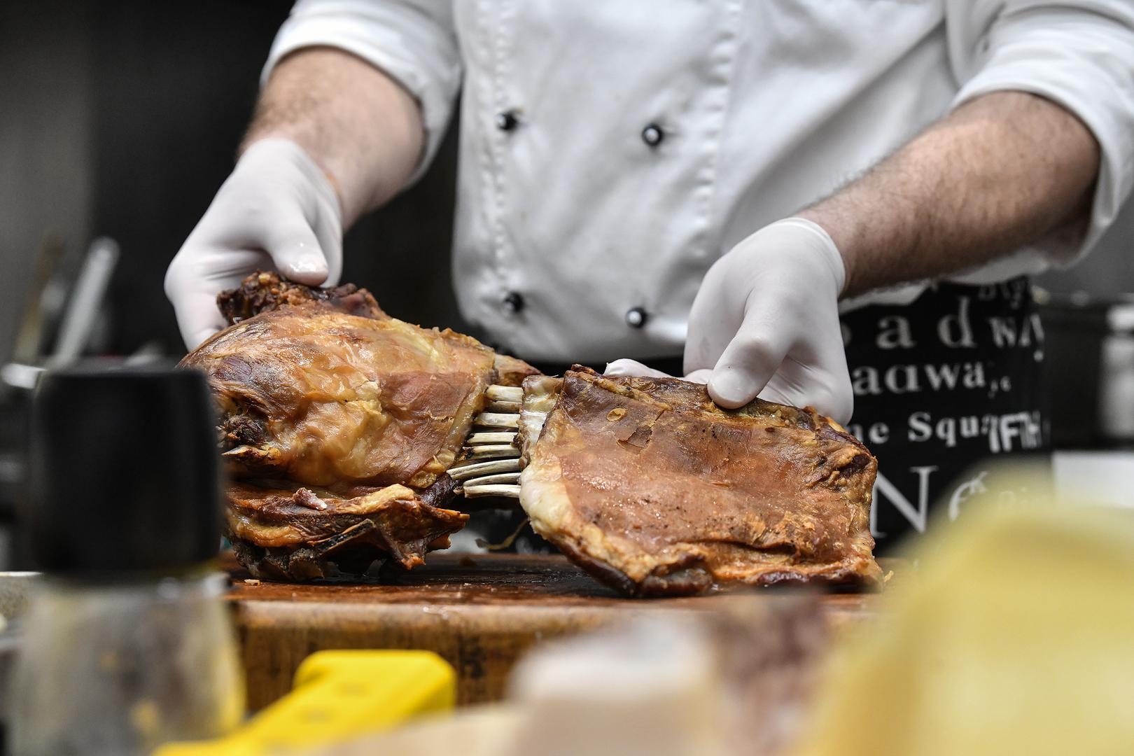 21. Lička janjetina - meso mlade janjadi ojanjene od hrvatske izvorne pasmine ovce ličke pramenke.