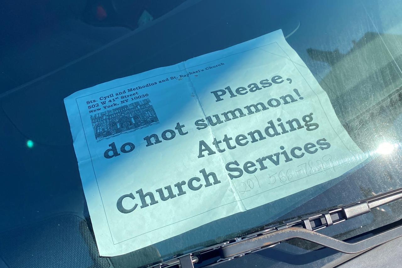Poruka na jednom od mnogobrojnih automobila parkiranih na cesti oko hrvatske crkve na Manhattanu