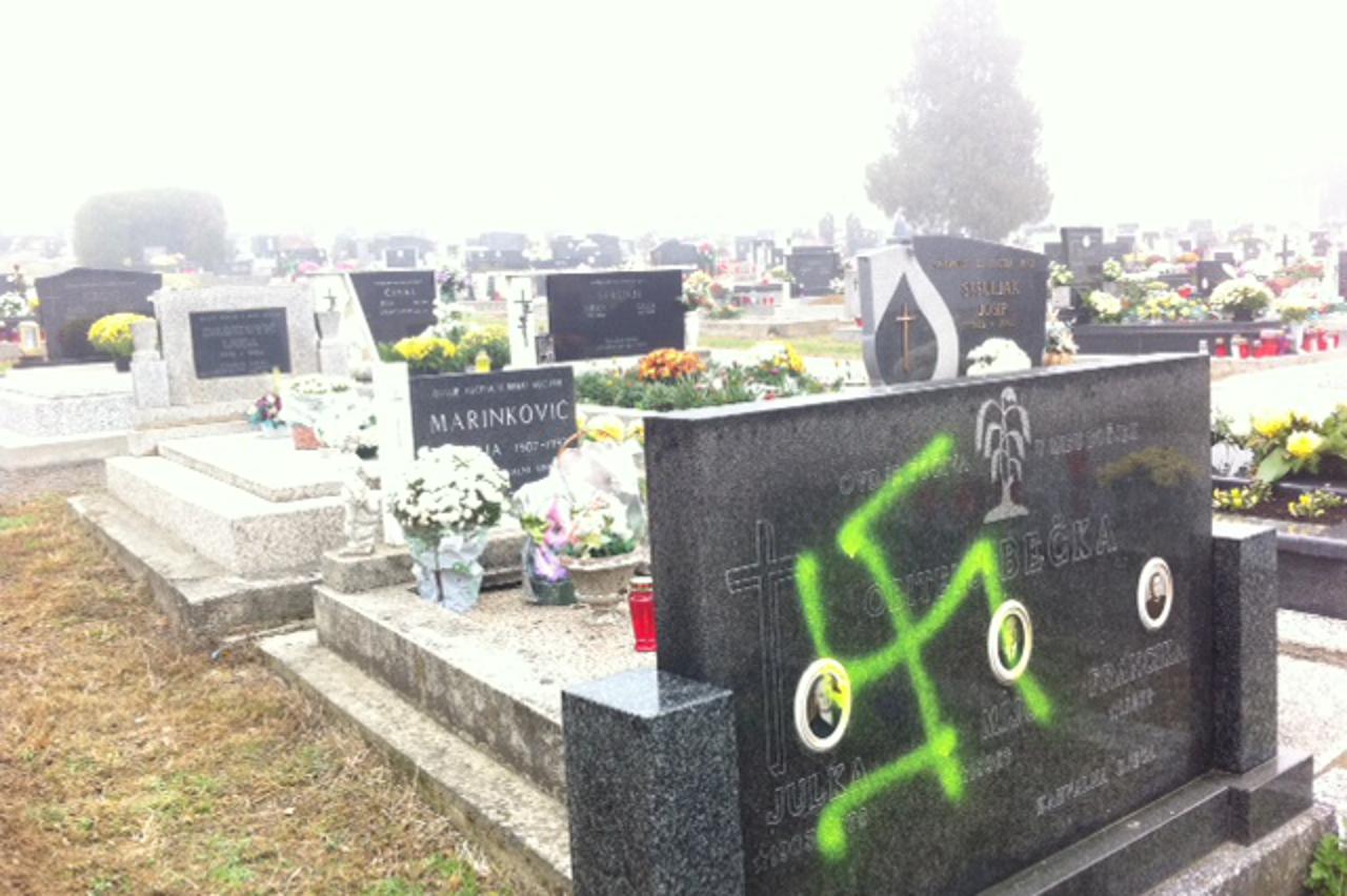 kukasti križevi na groblju u orahovici