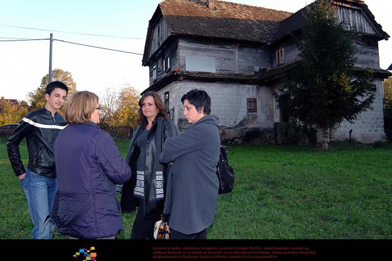 \'14.10.2011., Sunja - Samohrana majka Anita Ivos na obiteljskom imanju Kuzmanic sa dvije kolegice pokrenula je izgradnju eko-etno sela. Kristijan Ivos, Jelica Dugac, Andjelka Sucec i Anita Ivos. PRI 
