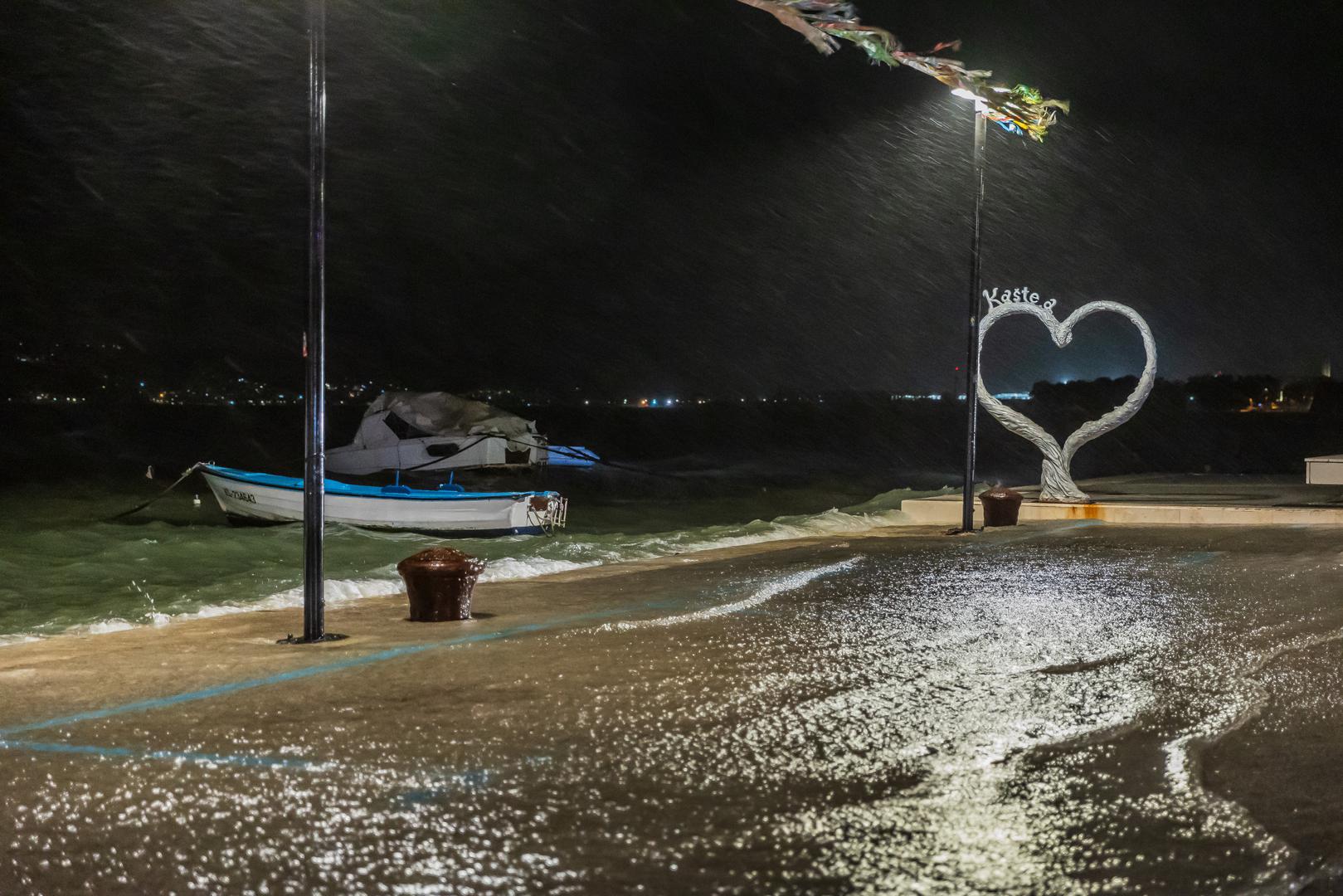 Trenutno se na terenu nalaze dva vozila sa deset vatrogasaca, a građanima preporučaju da na vrata stavljaju vreće s pijeskom ili neke brane kako bi pokušali spriječiti prodiranje mora u kuće i objekte.

