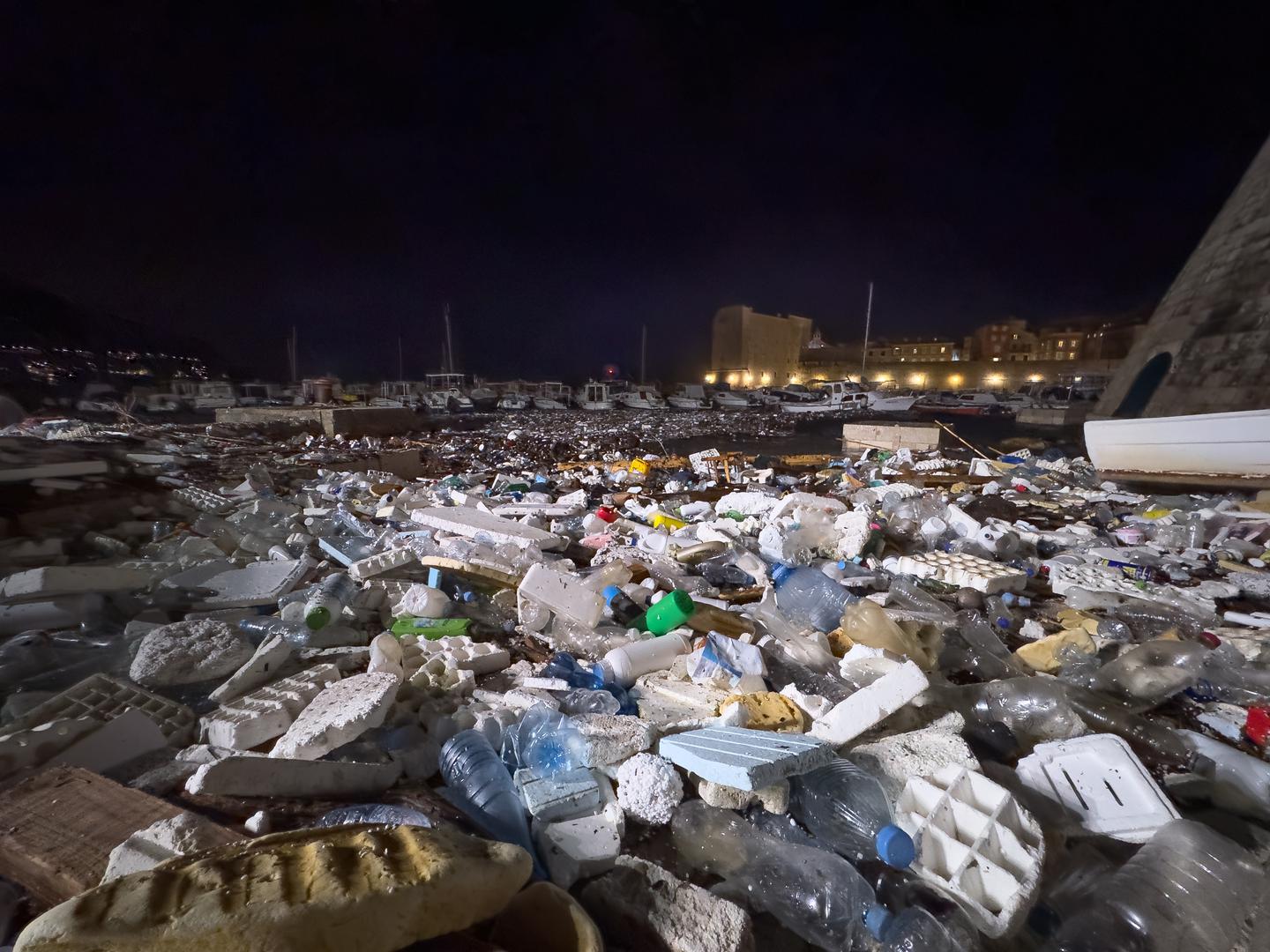 Fenomen golemih nakupina otpada koje more donosi do dubrovačkih plaža ponavlja se iz godine u godinu. 