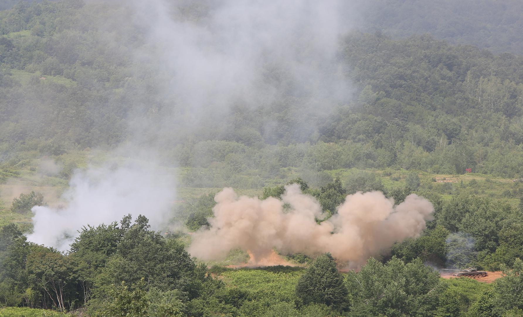 Na vježbi "Kuna 18“ prikazano je integrirano, sinkronizirano i združeno djelovanje helikoptera OH-58D "Kiowa Warrior" u potpori kopnenih snaga te borbeno djelovanje Panzer haubice 2000 u pružanju topničke potpore manevarskim snaga u provedbi napada, priopćeno je iz Ministarstva obrane.