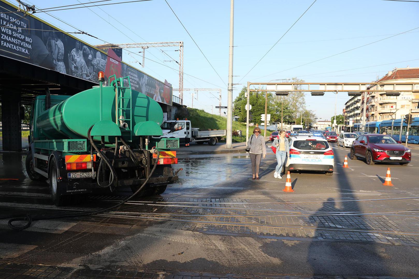 29.04.2022., Zagreb - Sanacija posljedica poplave na krizanju Drziceve i Branimirove do je koje je doslo zbog puknuca cijevi u Strojarskoj. Photo: Patrik Macek/PIXSELL