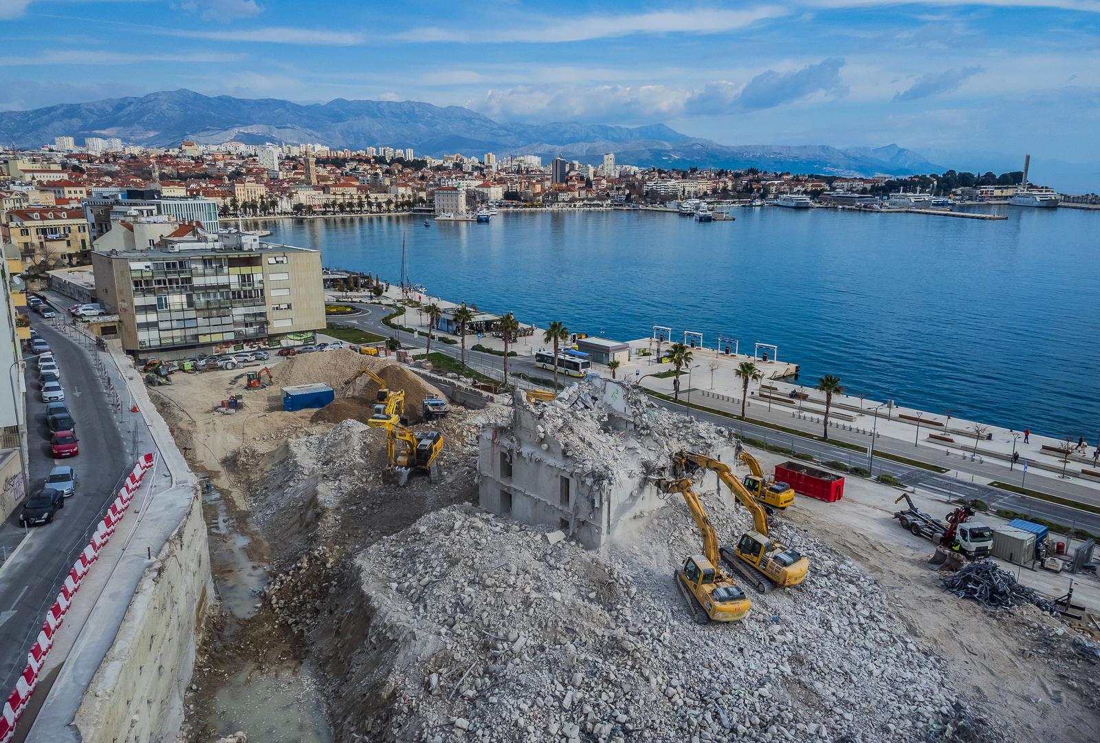 Srušen je posljednji trag bivšeg hotela Marjan u Splitu. Rušenje nekadašnjeg simbola Splita započelo je početkom proljeća prošle godine, a nakon uklanjanja stare strukture, uslijedit će izgradnja potpuno novog objekta.