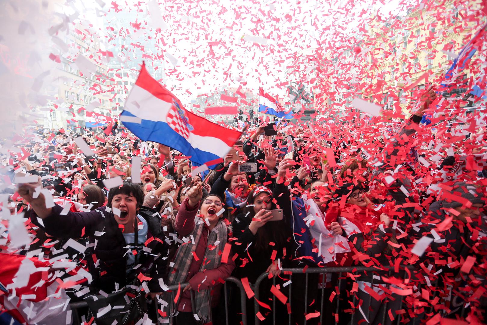 Oduševljeni građani na dočeku hrvatskih rukometnih reprezentativaca na Trgu bana Josipa Jelačića koji su na Europskom rukometnom prvenstvu osvojili srebrnu medalju. 