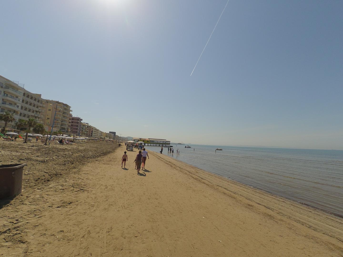 Plažu u Draču u vrijeme našeg dolaska pripremali su za novu sezonu. Kažu da se u srpnju i kolovozu ne može prošetati od ležaljki i ručnika