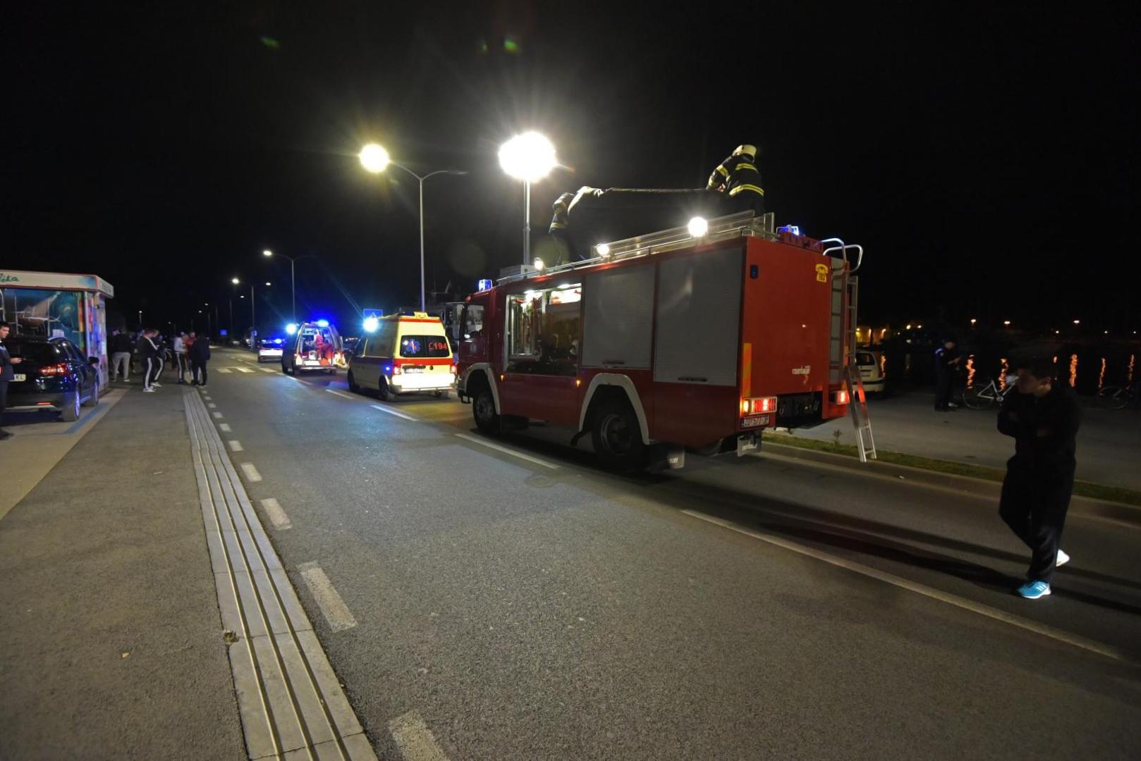 04.05.2020., Zadar - Sinoc oko 23 sata dogodila se prometna nesreca u kojoj je vozilo Audi zavrsilo u moru u gradskoj luci. Prema nesluzbenim informacijama dvije su osobe izgubile zivot. Photo: Dino Stanin/PIXSELL
