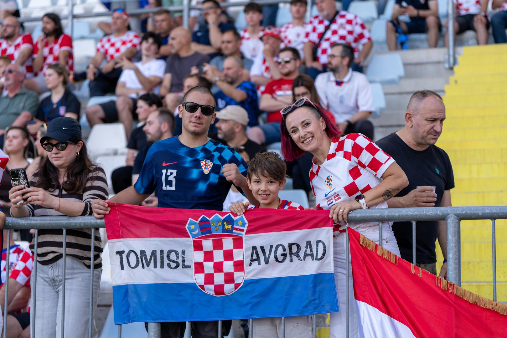 Tribine su odlično ispunjene, što pokazuje velik interes i podršku navijača