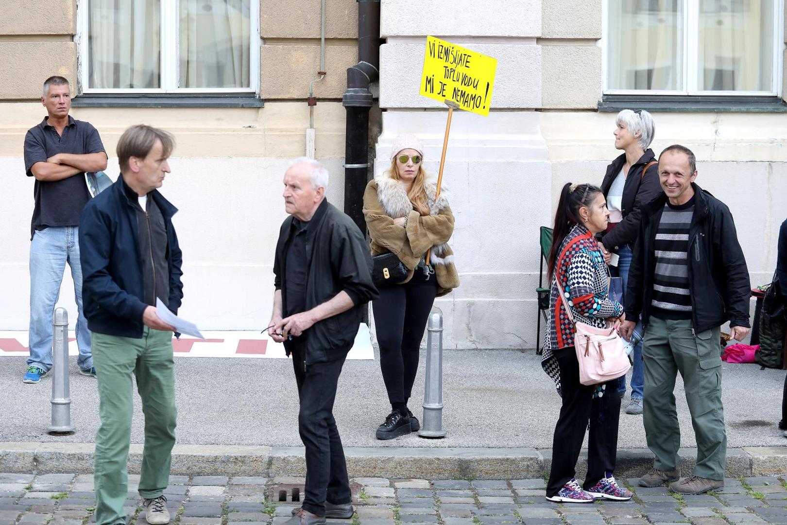 18.05.2020., Zagreb - Stranke Lijevog bloka u gradskoj skupstini, Mozemo, Zagreb je nas, Nova ljevica, ORaH, Radnicka fronta i Za grad od jucer prosvjeduju ispred Sabora zbog raspustanja prije nego sto je donesen zakon o obnovi, a za jutro su pozvali i gradjane da im se pridruze i docekaju zastupnike dok dolaze na sjednicu .Photo: Patrik Macek/PIXSELL