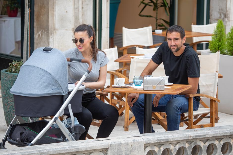 Dubrovnik: Marin Čilić sa suprugom Kristinom i sinom prošetao i popio kavu na Stradunu