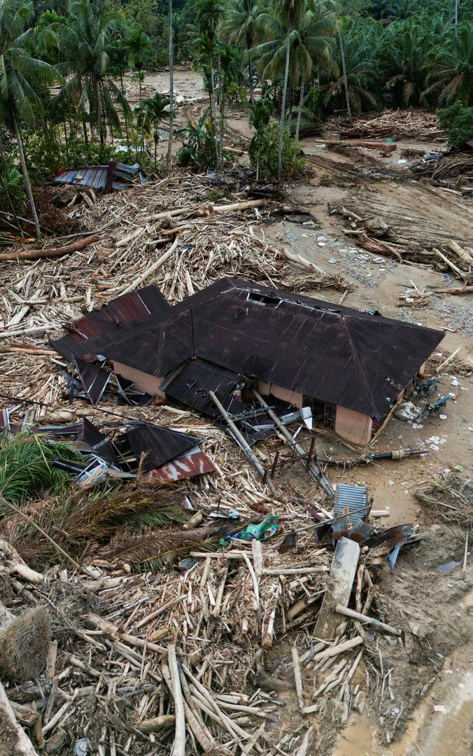 Suharyanto, čelnik BNPB-a, predsjedniku Prabowu Subiantu u nedjelju navečer rekao je da je 975.075 ljudi potražilo utočište u privremenim skloništima diljem triju pokrajina. 