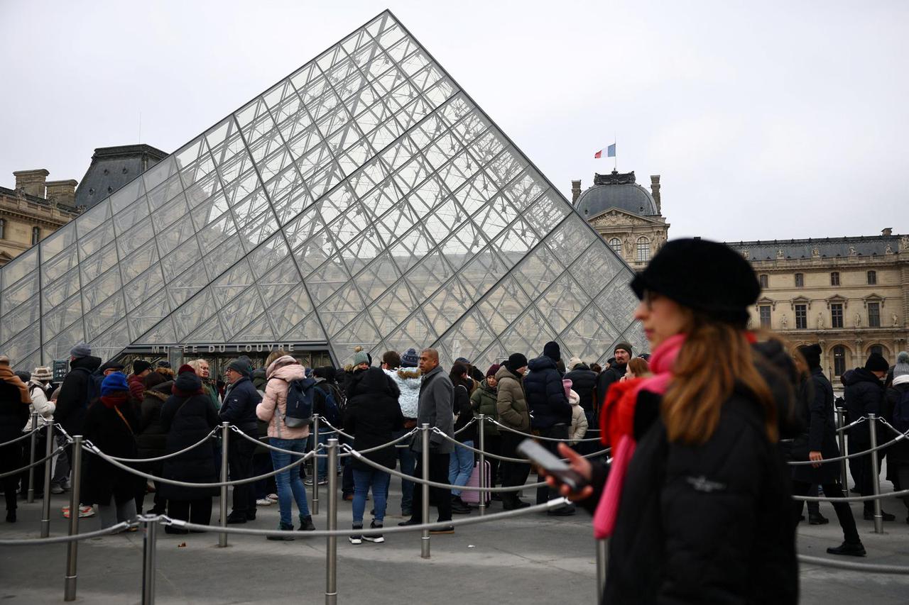 Delayed opening of the Paris Louvre museum