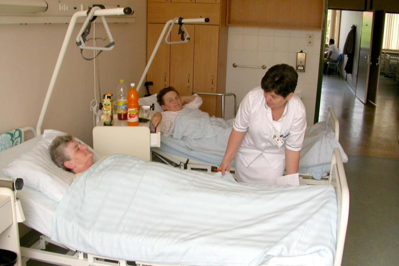 'Slavonija-04.06.2004. -Pakrac-Ureduje se pakracka bolnica -Pakracka bolnica prosirena na jos dva kata  (V.Milkovic) Snimio-Dusko Mirkovic'