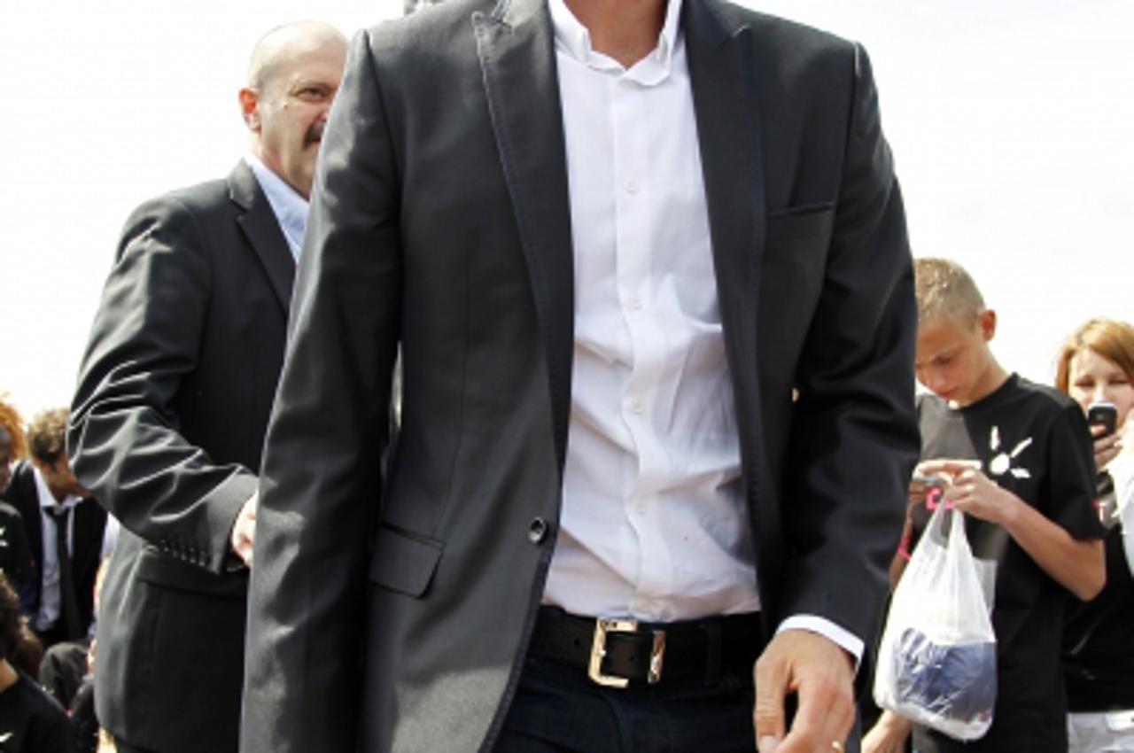 'Former French soccer international Zinedine Zidane leaves a photo session with schoolchildren after a meeting with people supporting European Leucodystrophie Association in Paris May 6, 2010.   REUTE