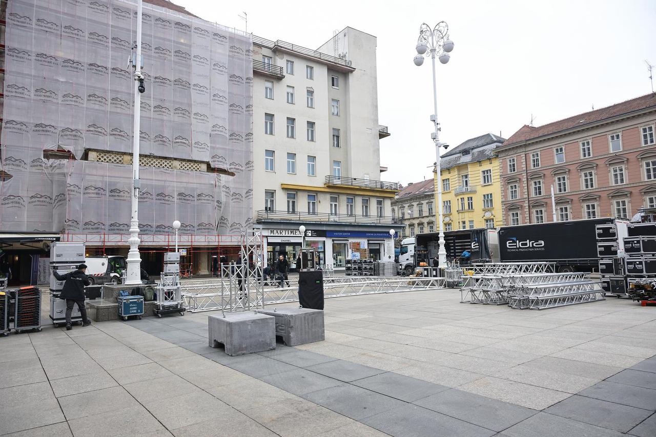 Zagreb: Postavljanje bine na glavnom Trgu gdje će biti organiziran doček rukometaša