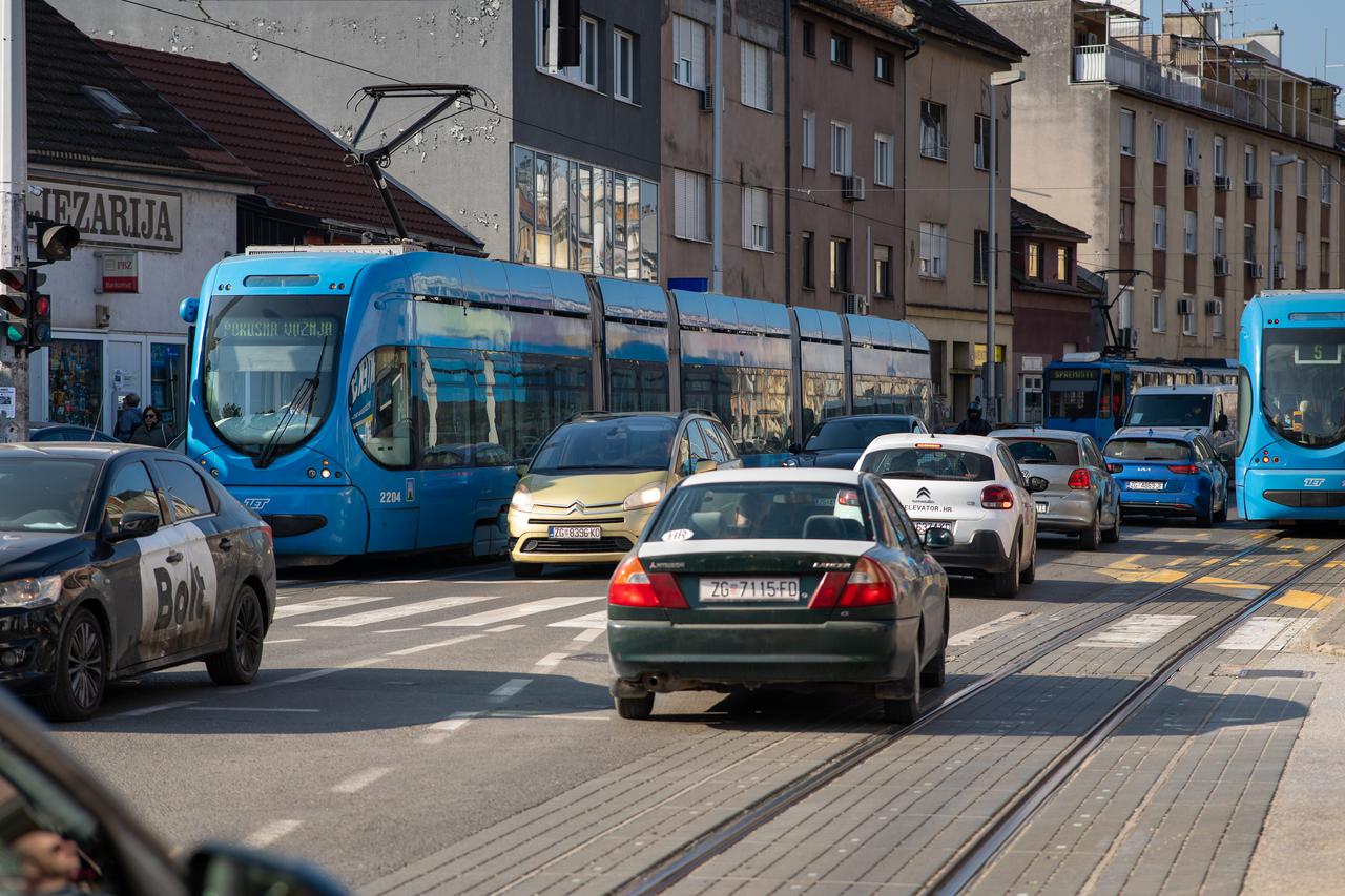 Zagreb: Prometni zastoj zbog sudara dvaju automobila u Ozaljskoj