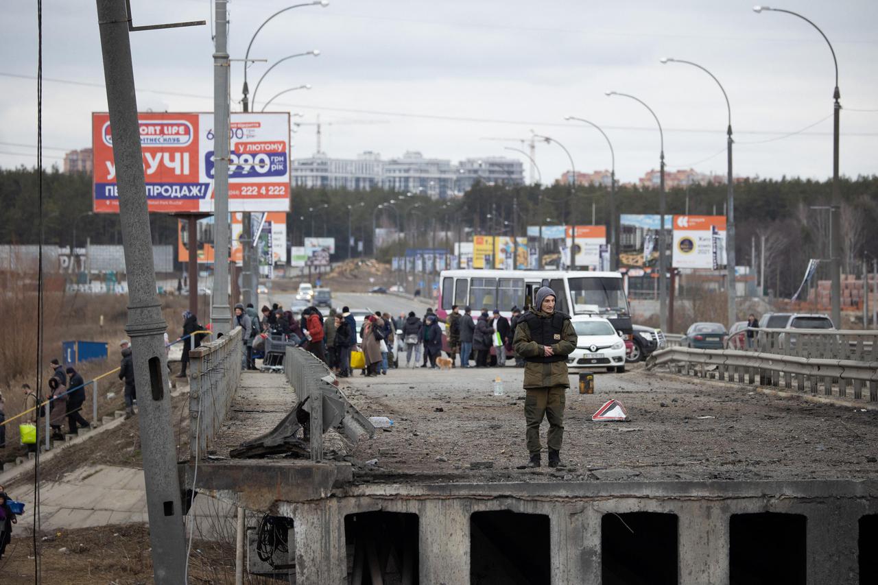 People evacuate during heavy shelling - Irpin