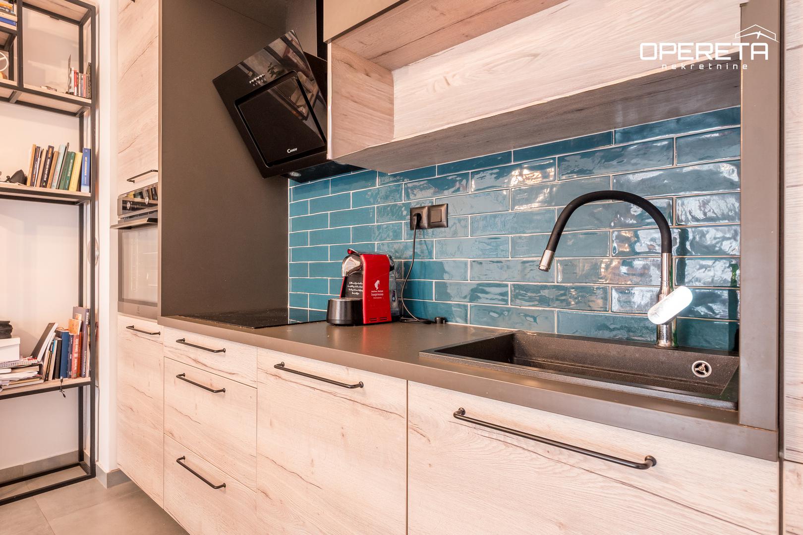 "Stan je istočne orijentacije i pruža pogled s balkona na park", naglašavaju u oglasu. Dodaje se i kako su režije male, a vlasnički list je uredan. Moguće ga je kupiti i na kredit.