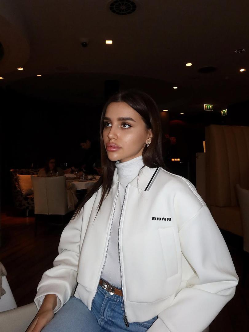 Lara ima 19 godina te je u zadnje vrijeme postala aktivnija na mrežama.