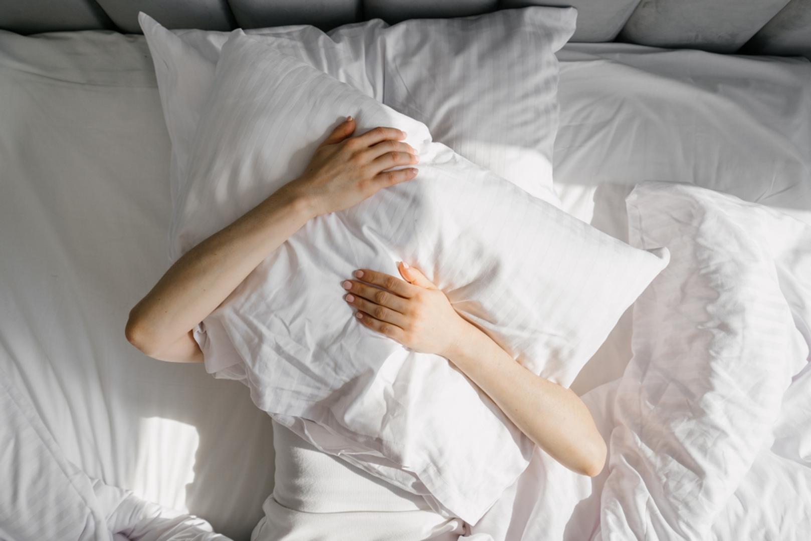 Problemi sa snom: Poteškoće s uspavljivanjem ili česti noćni prekidi sna mogu biti posljedica hormonskih promjena ili noćnog znojenja. Kvaliteta sna često se znatno smanjuje.