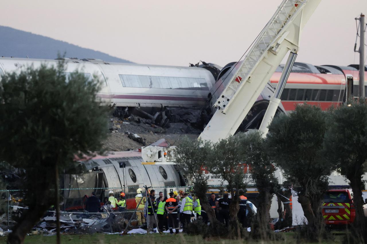 storyeditor/2026-10-29/2026-10-28T172902Z_473767978_RC2HCOAAC3TI_RTRMADP_3_SPAIN-ACCIDENT.JPG