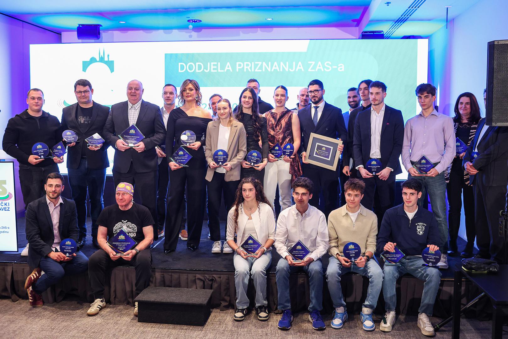 Istovremeno, Edis Elkasević osvojio je priznanja za najboljeg trenera u obje navedene godine, čime je zaokružen njihov zajednički uspjeh.