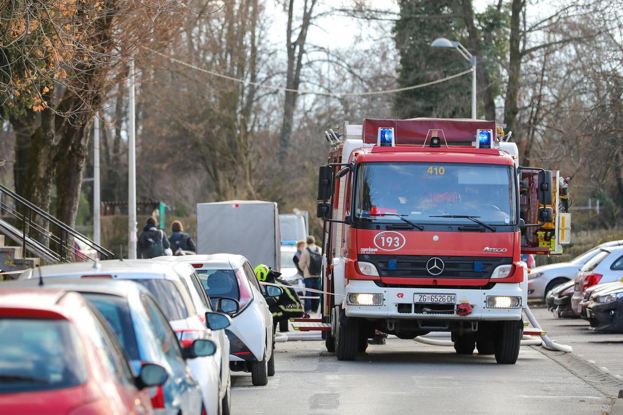 Izbio požar u stanu u zagrebačkom naselju Trnsko 