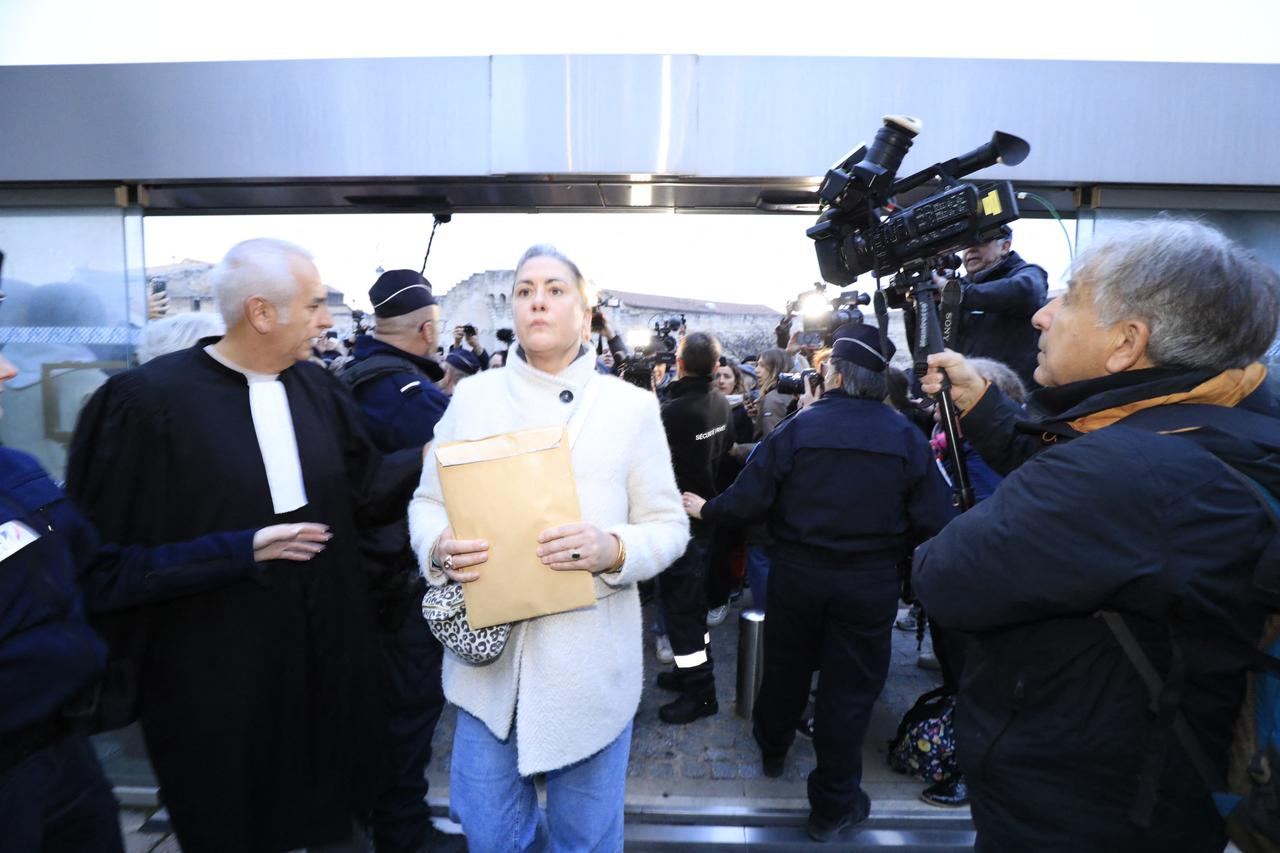 Gisèle Pélicot à la sortie du tribunal d'Avignon, après l'énoncé du verdict pour les 51 co-accusés