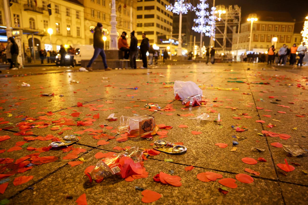 Nakon proslave Nove godine ostala je velika količina otpada na glavnom Zagrebačkom trgu