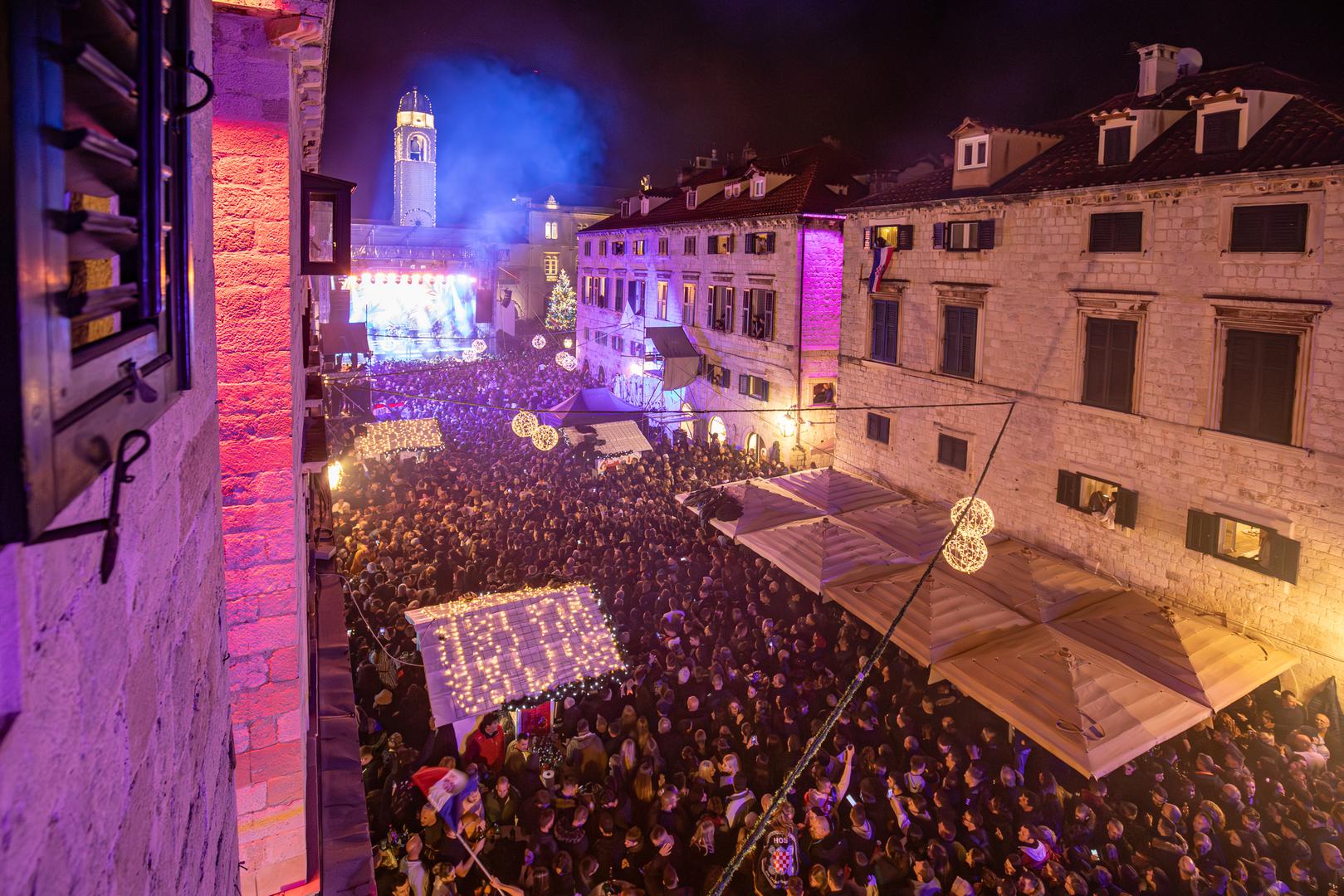 Uz Dan dubrovačkih branitelja, Marko Perković Thompson održao je koncert na prepunom Stradunu.