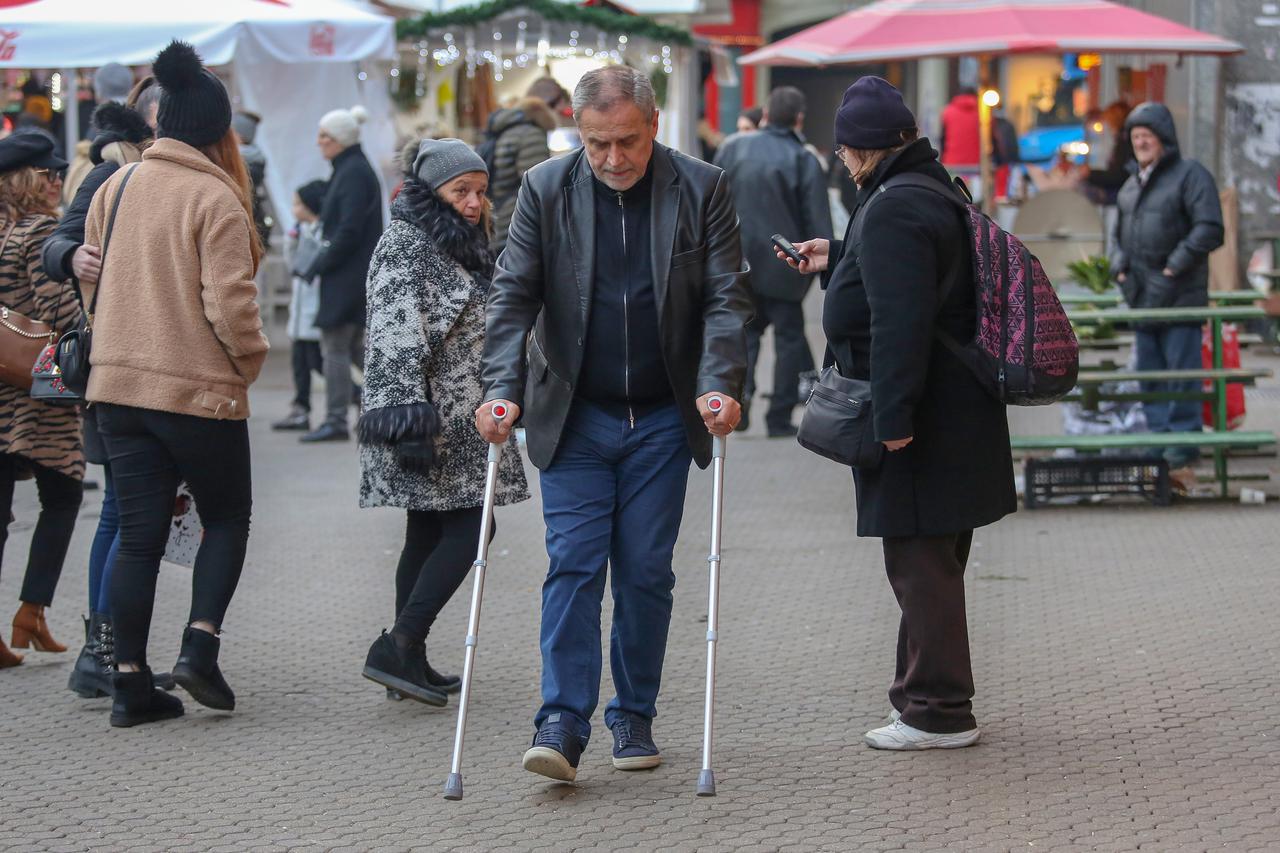 Zagreb: Gradonačelnik Bandić na štakama obišao tunel Grič i Advent na Strossu