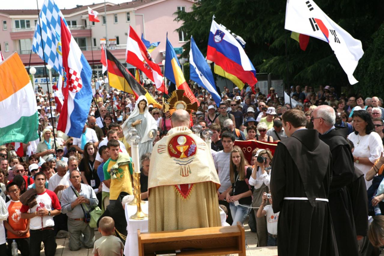 'bih...medjugorje...24.06.2010...29-ta  obljetnica gospinih ukazanja u medjugorju...19-ta tradicionalna hodnja mira, nekoliko tisuca hodocasnika uz molitvu i pjesmu prepjesacilo je put izmedju ljubusk
