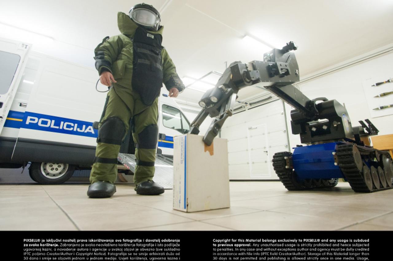 '25.01.2013., Zagreb - Ministarstvo unutarnjih poslova Protueksplozijska sluzba. Pirotehnicko odijelo, Med Eng EOD 9.   Photo: Daniel Kasap/PIXSELL'