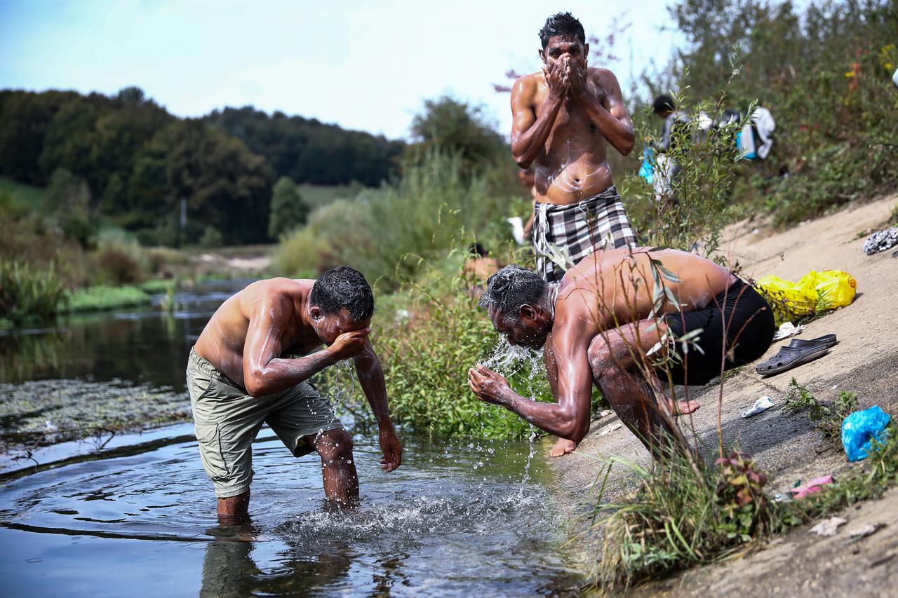 Migranti formirali novi kamp u šumama iznad Mirala u Velikoj Kladuši