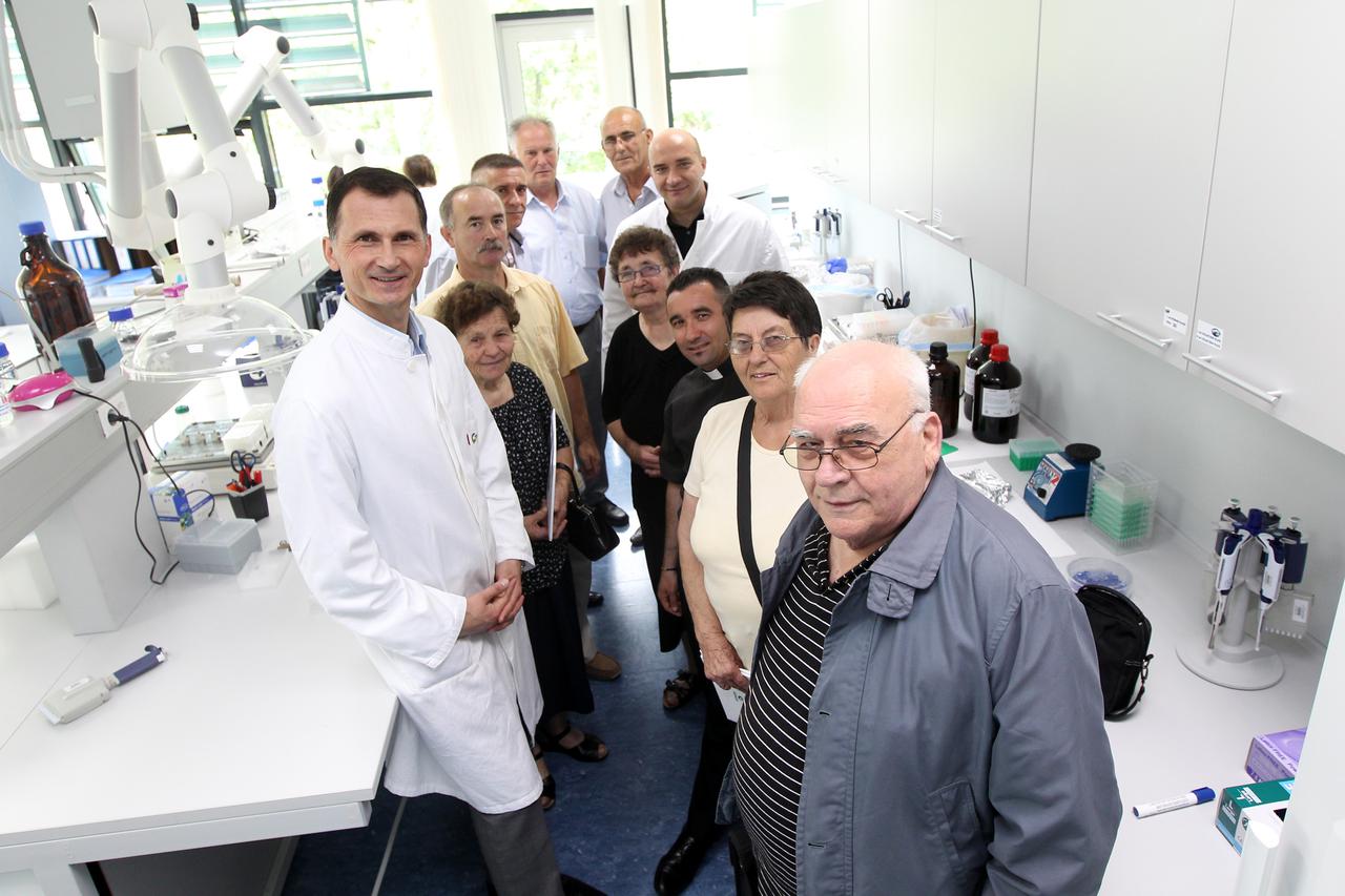 02.07..2014 Zagreb- reportaza iz DNA labaratorija Genos. Prof dragan Primorac s obiteljima zrtava iz 2. sv. rata u Ljubuskom.