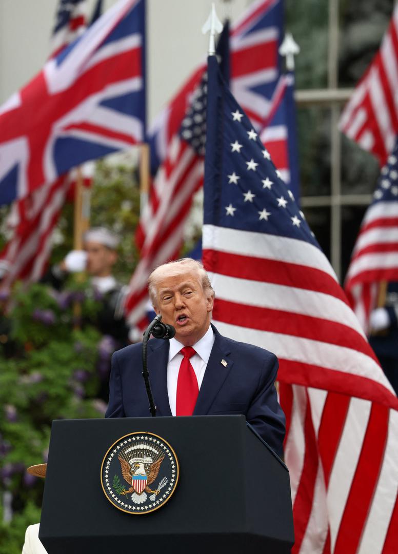 Stražnja strana putovnica, prema prikazima, sadržavat će američku zastavu s brojem '20' smještenim među 13 zvijezda inspiriranih verzijom zastave iz 1777. godine. Iako će putovnice sadržavati prilagođeni dizajn i dodatne vizualne elemente, Pigott je naglasio da će one zadržati postojeće sigurnosne standarde.