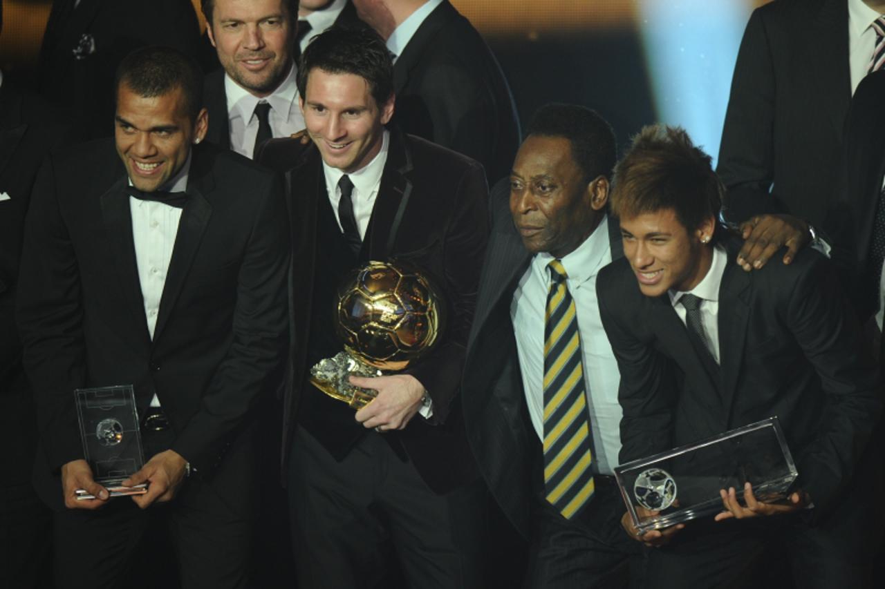 'Barcelona\'s Argentinian forward Lionel Messi (2ndL) poses near Brazilian football legend Pele (C), Barcelona\'s Brazilian Dani Alves (L) and Santos FC\' Brazilian forward Neymar (R) after receiving 