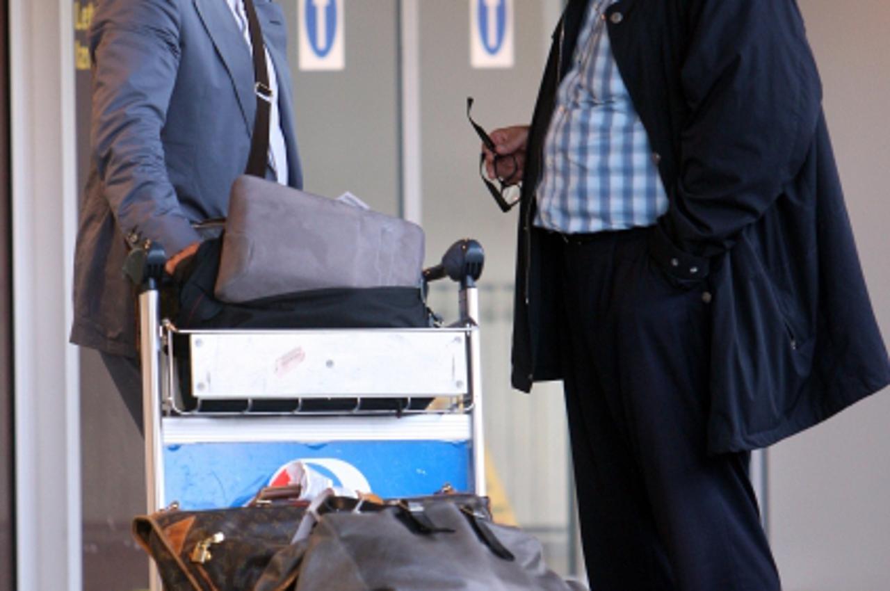 '06.06.2011. Pleso, Zagreb - Nogometni trener i izbornik reprezentacije Crne Gore Zlatko Cico Kranjcar, nakon dvosatnog kasnjenja, sletio u Zagreb. Ispred aerodroma je sreo predsjednika HNS-a Radimira