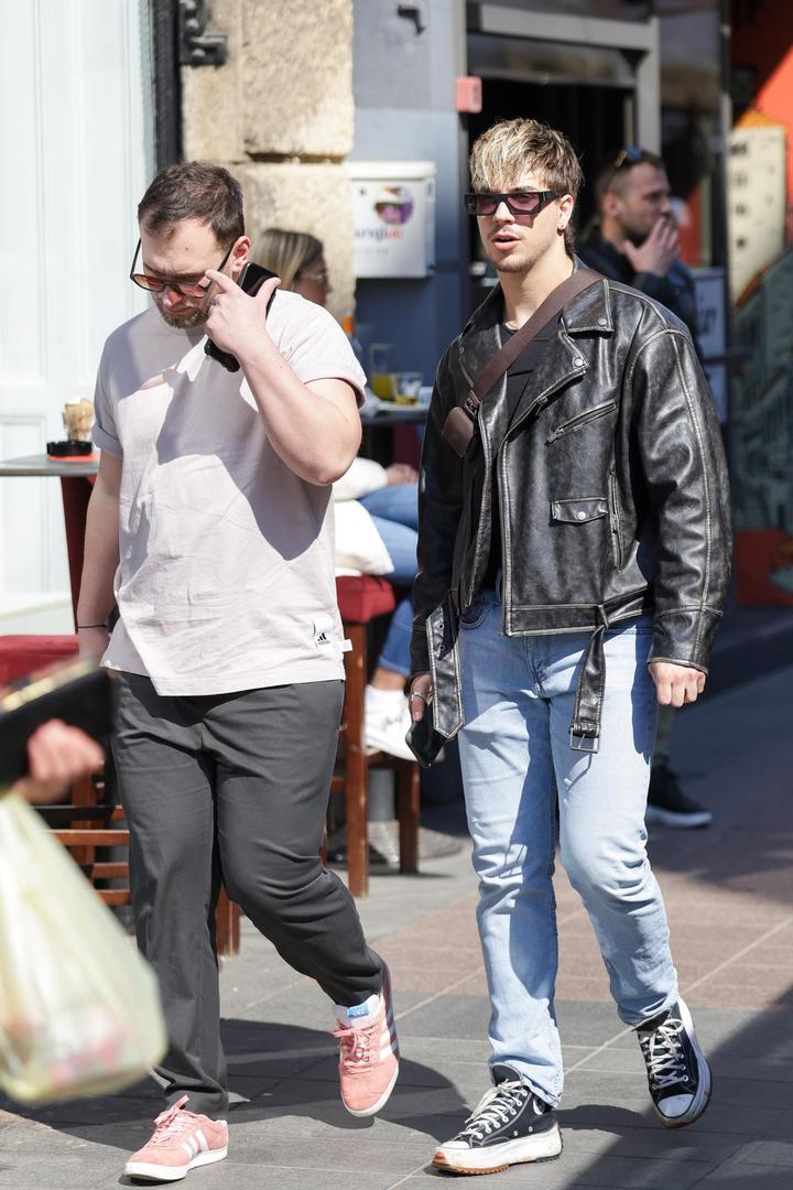 Sunčana subota na zagrebačku špicu privukla je brojne poznate koji su odlučili prošetati i popiti kavu, a njih su uhvatili i naši fotoreporteri.