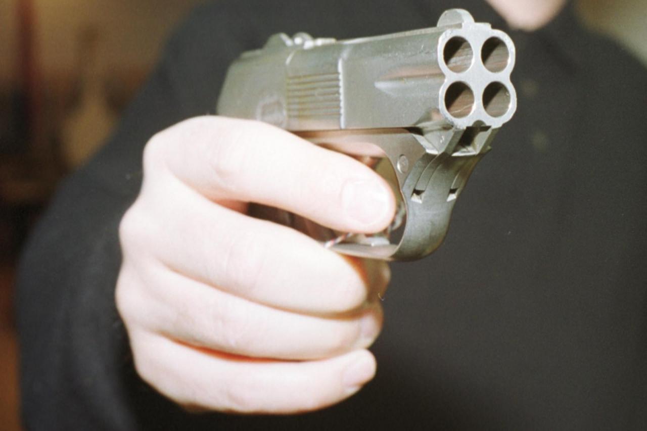 'crna....zagreb....28.12.2000. mup-kustosija-pistolj s cetiri cijevi u ruci snimila-matea smolcic'