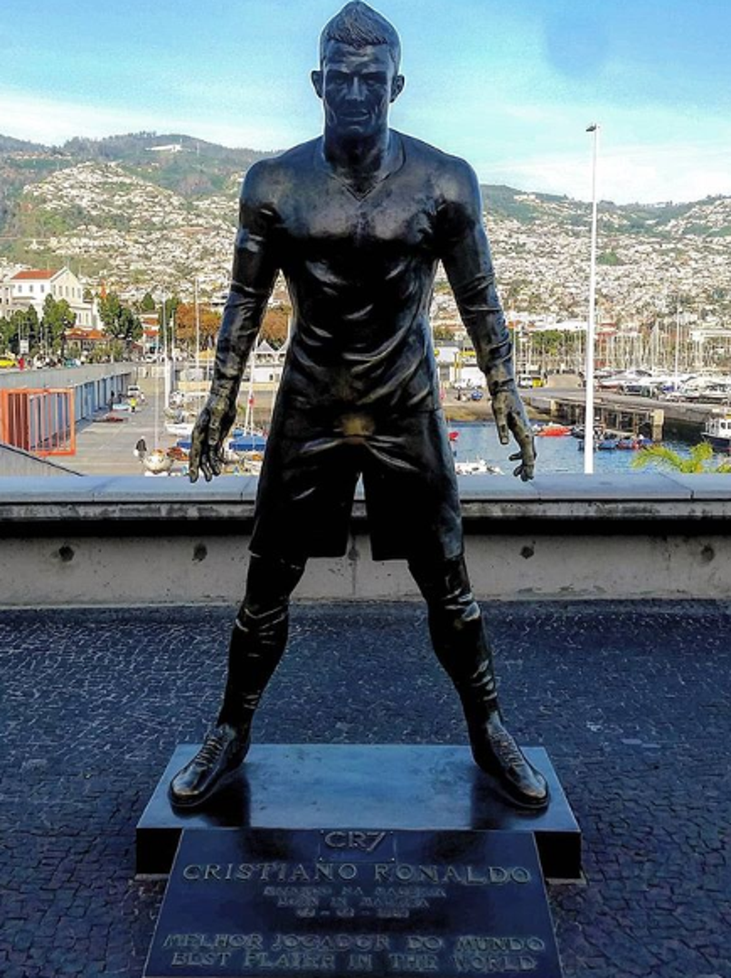 Ima veliki broj sponzorskih ugovora, a između ostalog ima i svoju liniju odjeće.