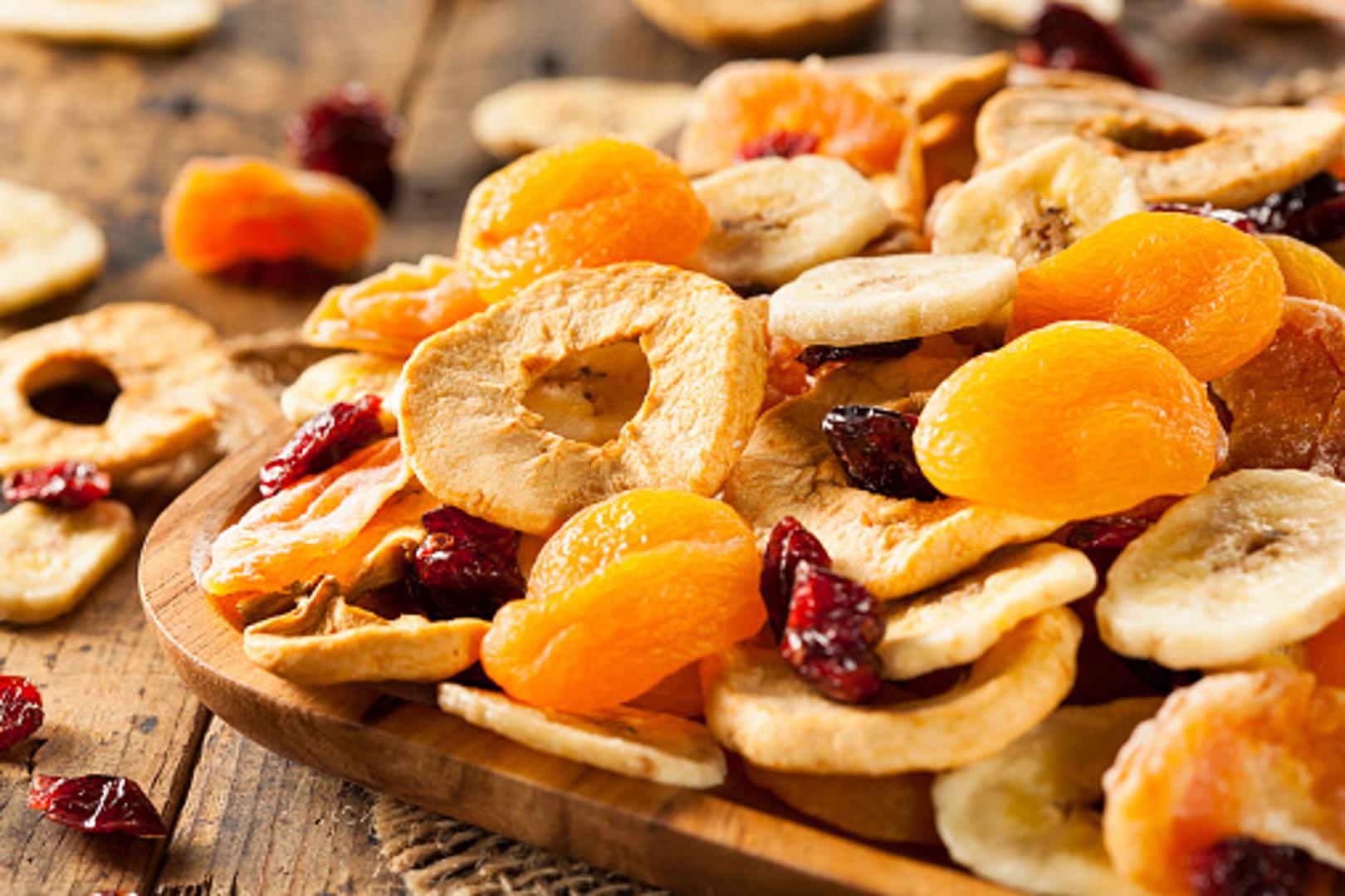 Suho voće - Suho voće obiluje vlaknima, vitaminima i drugim esencijalnim hranjivim tvarima. Međutim, sušeno voće sadrži veću količinu šećera i kalorija od svježeg. 